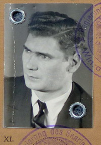 (Das Passbild rechts stammt von seinem Luftfahrerausweis.)