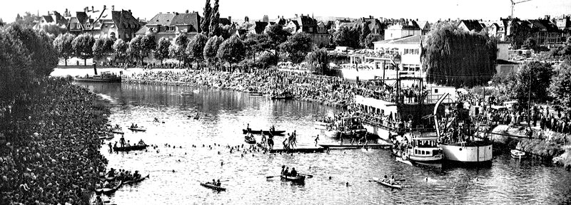 Foto wird geladen: Strandfest mit dem Schwimmschiff "Vaterland" am Staden 1955 